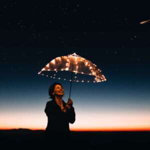 Foto: Foto von Matheus Bertelli: https://www.pexels.com/de-de/foto/frau-die-regenschirm-mit-lichtern-benutzt-573238/