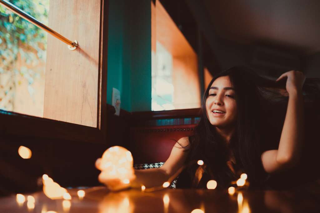 Foto von Matheus Bertelli: https://www.pexels.com/de-de/foto/beleuchtung-bar-madchen-sitzung-13871936/