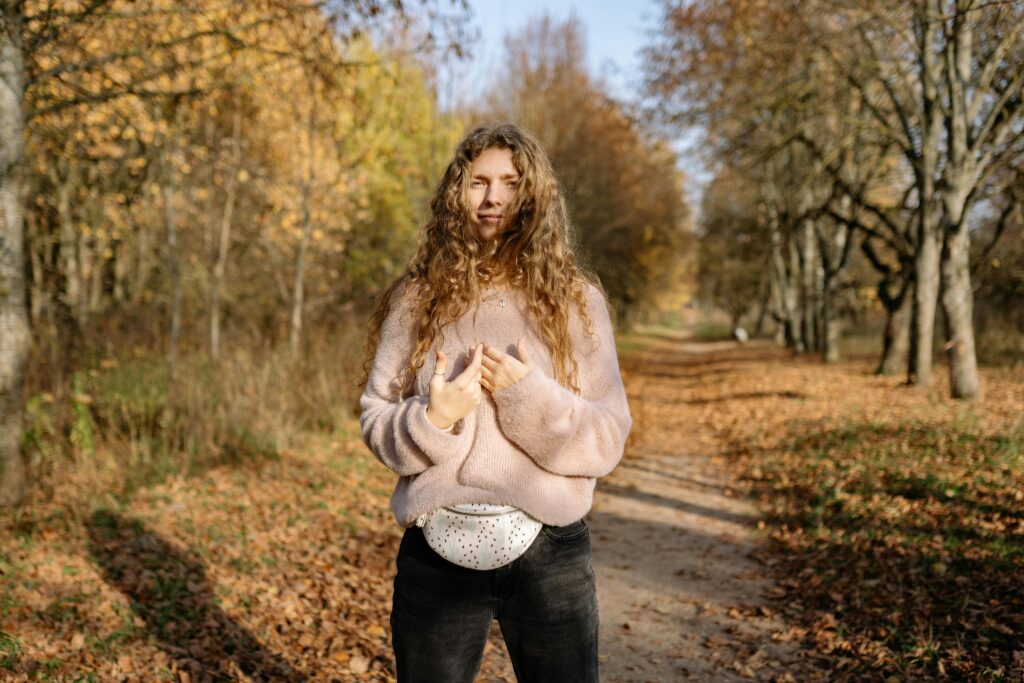 Foto von Yan Krukau: https://www.pexels.com/de-de/foto/frau-wald-stehen-herbst-5791245/