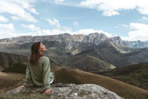 Foto von Lei Wang: https://www.pexels.com/de-de/foto/landschaft-berge-natur-person-12712080/