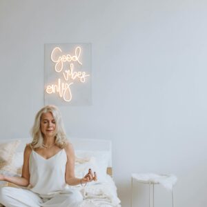 Foto von Anastasia Shuraeva: https://www.pexels.com/de-de/foto/person-frau-bett-sitzung-5704848/