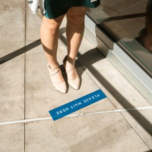 Foto von RDNE Stock project: https://www.pexels.com/de-de/foto/frau-in-weissen-leder-peep-toe-stockelschuhen-5699378/