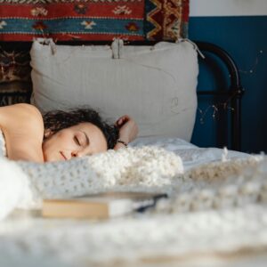 Foto von www.kaboompics.com: https://www.pexels.com/de-de/foto/frau-entspannung-bett-schlafzimmer-6633585/