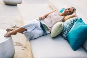 Foto von Anna Tarazevich: https://www.pexels.com/de-de/foto/frau-glucklich-frohlich-lacheln-6711848/
