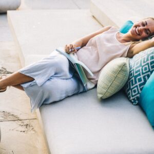 Foto von Anna Tarazevich: https://www.pexels.com/de-de/foto/frau-glucklich-frohlich-lacheln-6711848/