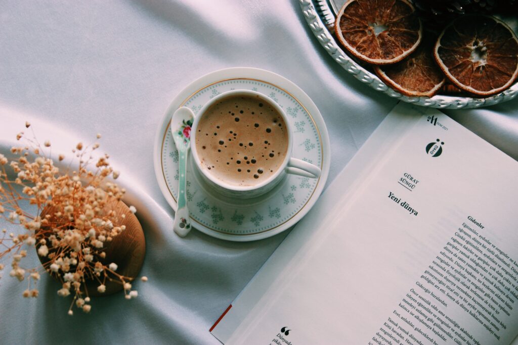 Foto von Sena: https://www.pexels.com/de-de/foto/kaffee-tisch-orange-buch-10177093/